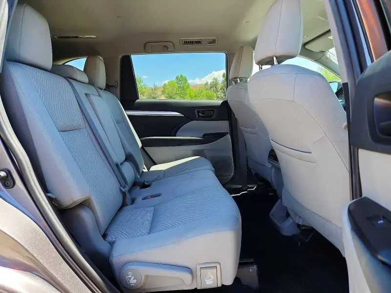2019 TOYOTA HIGHLANDER LE  