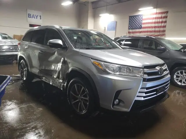 2019 TOYOTA HIGHLANDER SE  