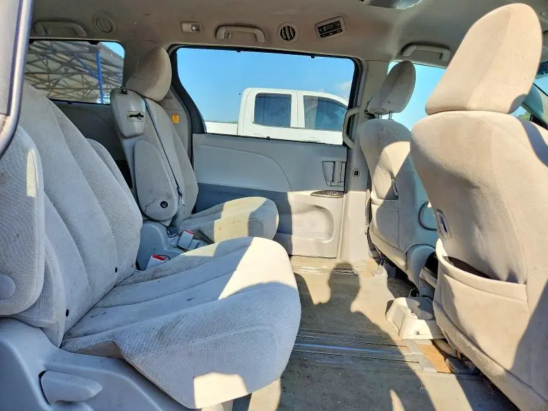 2013 TOYOTA SIENNA LE  