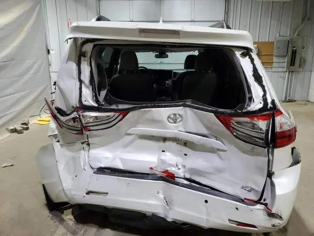 2019 TOYOTA SIENNA XLE  
