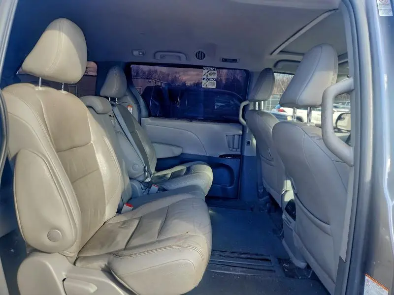 2018 TOYOTA SIENNA XLE  