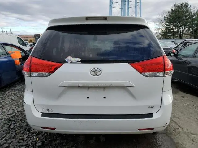 2013 TOYOTA SIENNA LE  