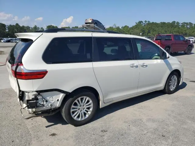 2017 TOYOTA SIENNA XLE  