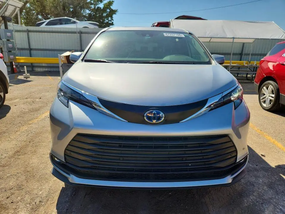 2025 TOYOTA SIENNA XLE 8-PASSENGER  