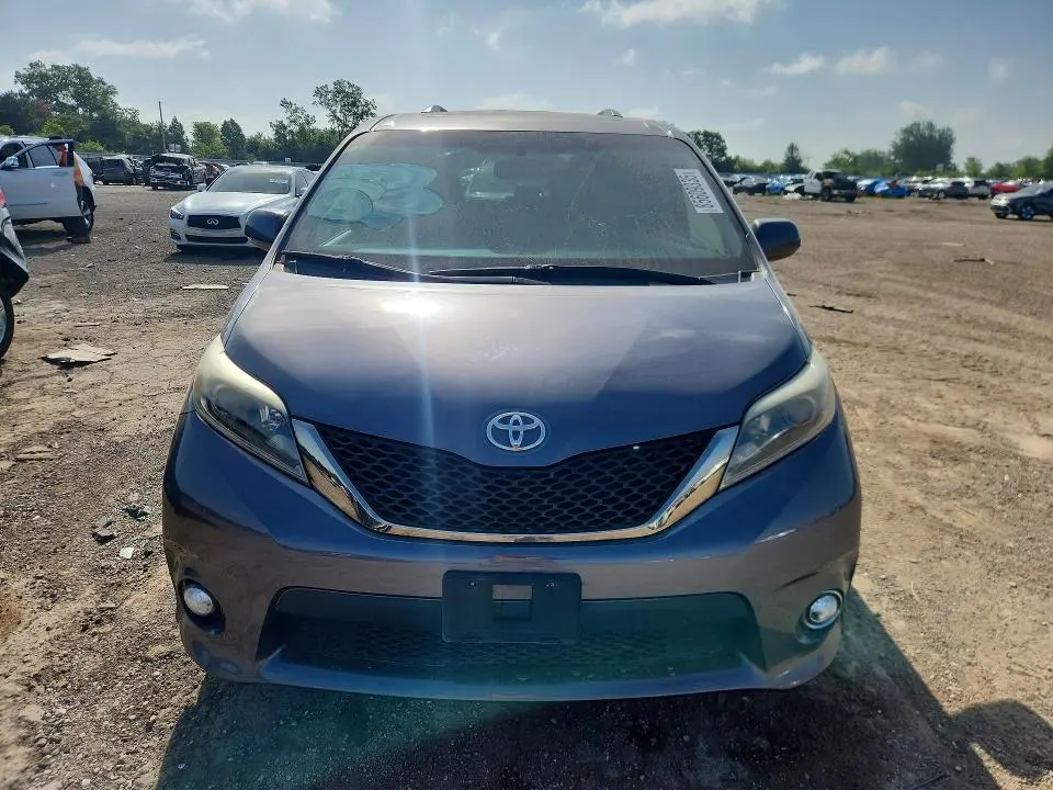 2017 TOYOTA SIENNA SE  
