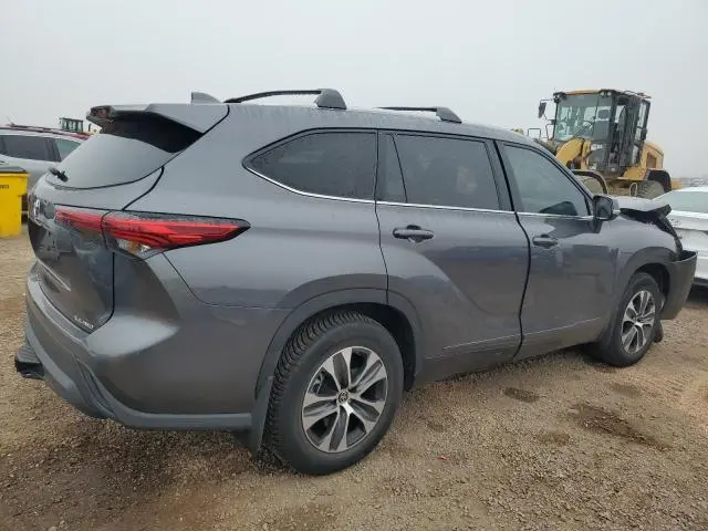 2022 TOYOTA HIGHLANDER XLE  