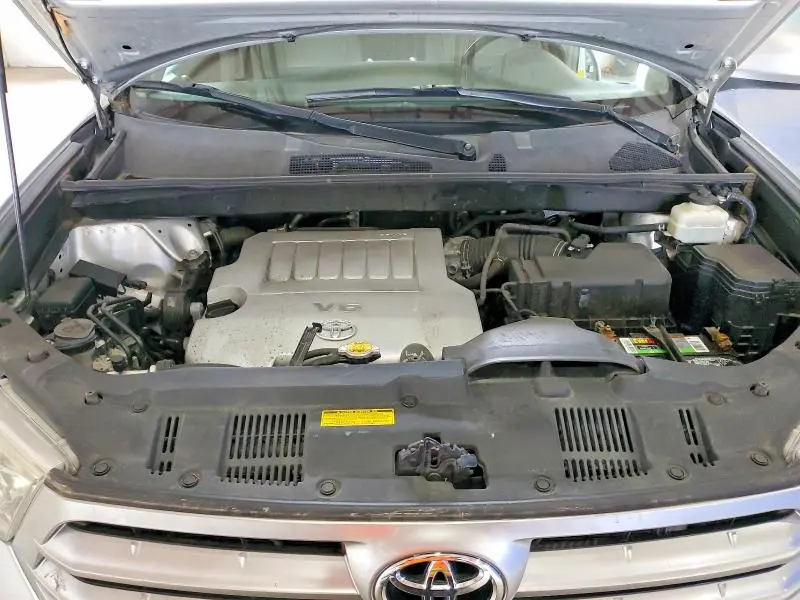 2011 TOYOTA HIGHLANDER SE  