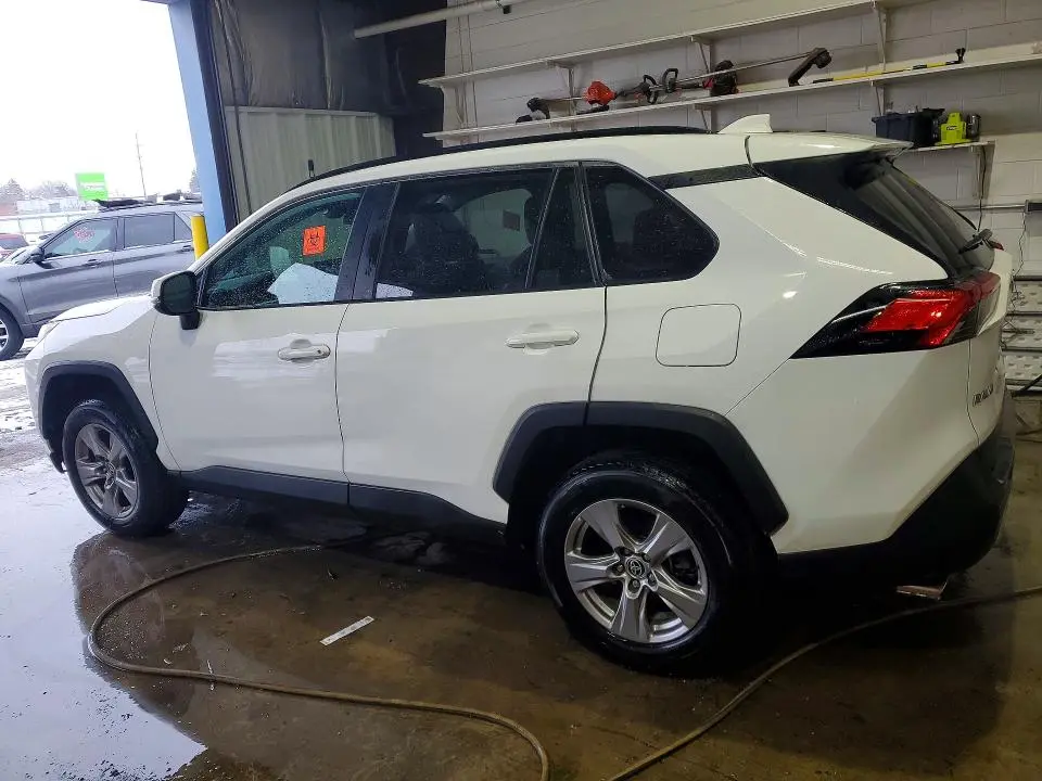 2022 TOYOTA RAV4 XLE  