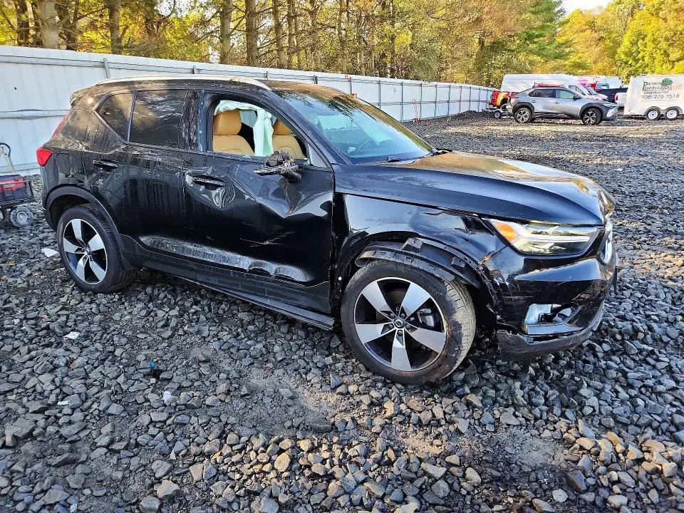 2020 VOLVO XC40 T5 MOMENTUM  