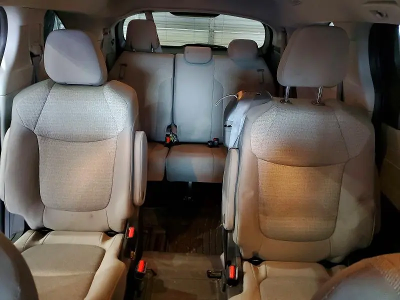 2022 TOYOTA SIENNA LE  