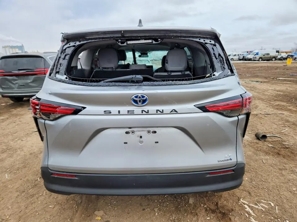 2021 TOYOTA SIENNA LE 8-PASSENGER  