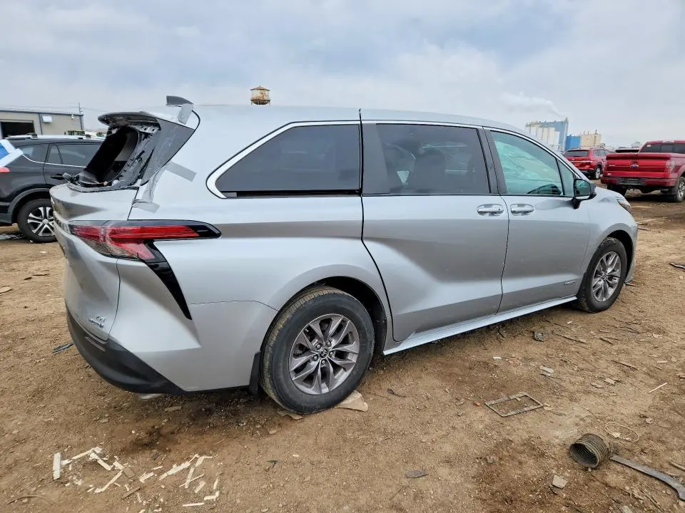 2021 TOYOTA SIENNA LE 8-PASSENGER  