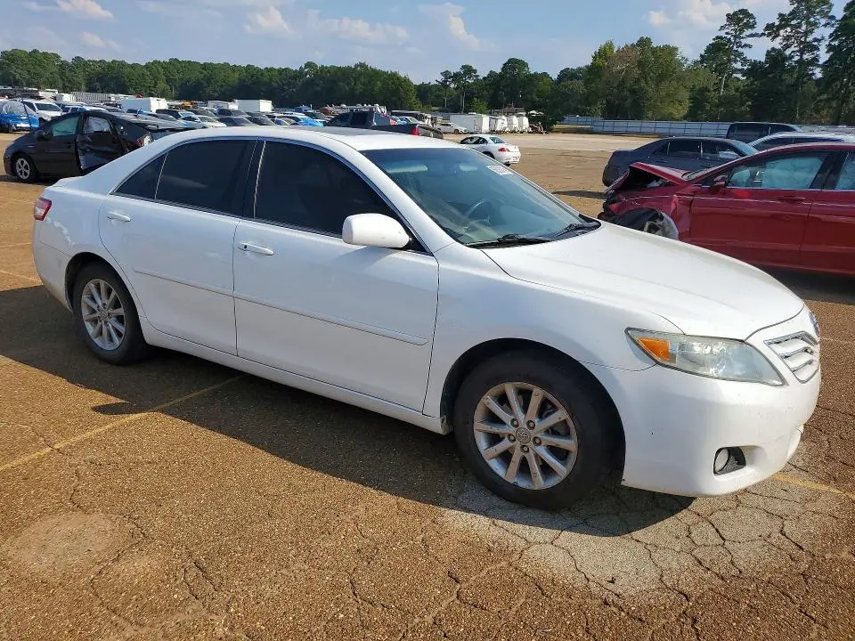 2011 TOYOTA CAMRY XLE V6  