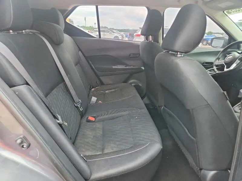 2022 NISSAN KICKS S  