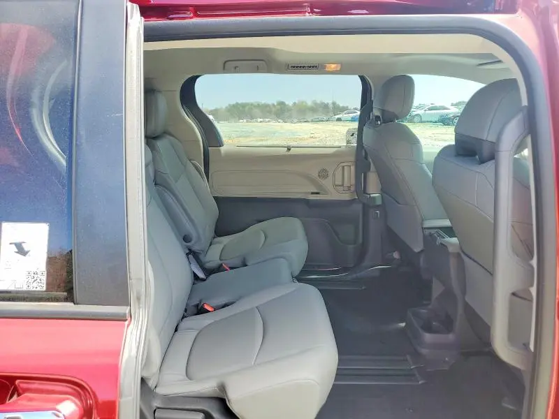 2022 TOYOTA SIENNA XLE 8-PASSENGER  