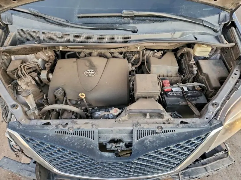 2017 TOYOTA SIENNA SE  