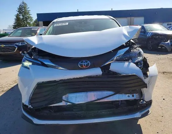 2026 TOYOTA SIENNA LE  