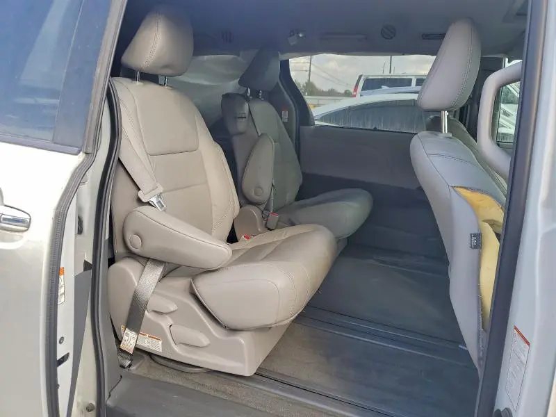 2018 TOYOTA SIENNA XLE  