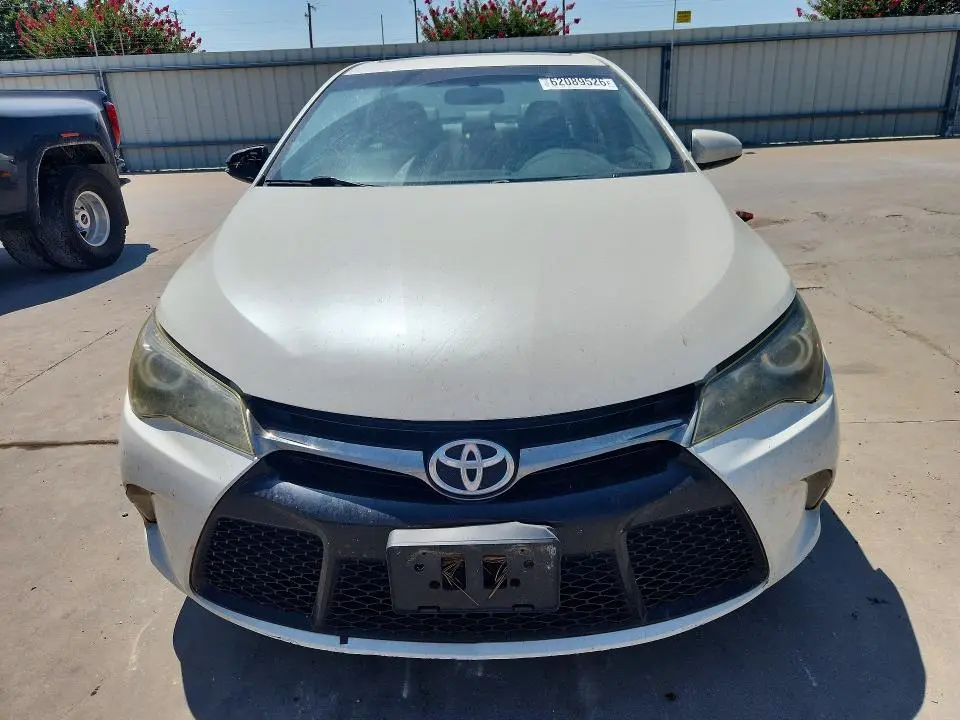 2015 TOYOTA CAMRY SE  