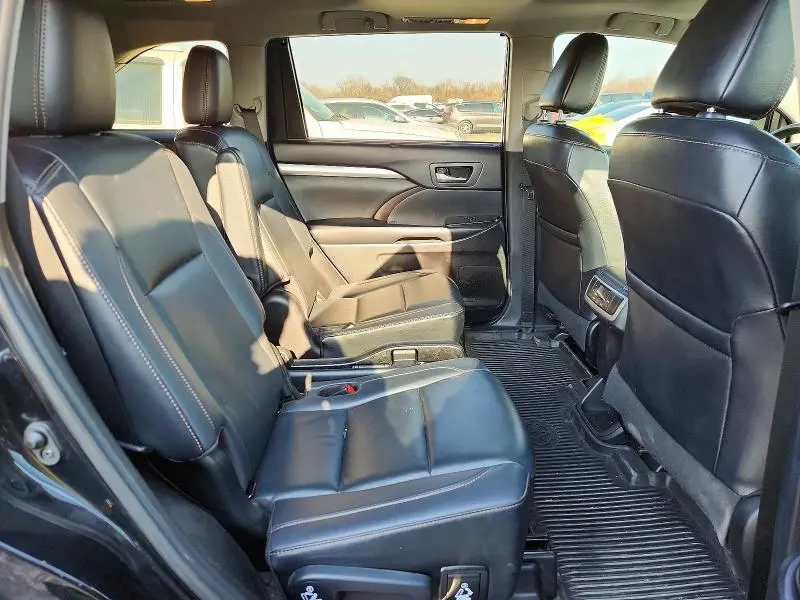 2019 TOYOTA HIGHLANDER SE  