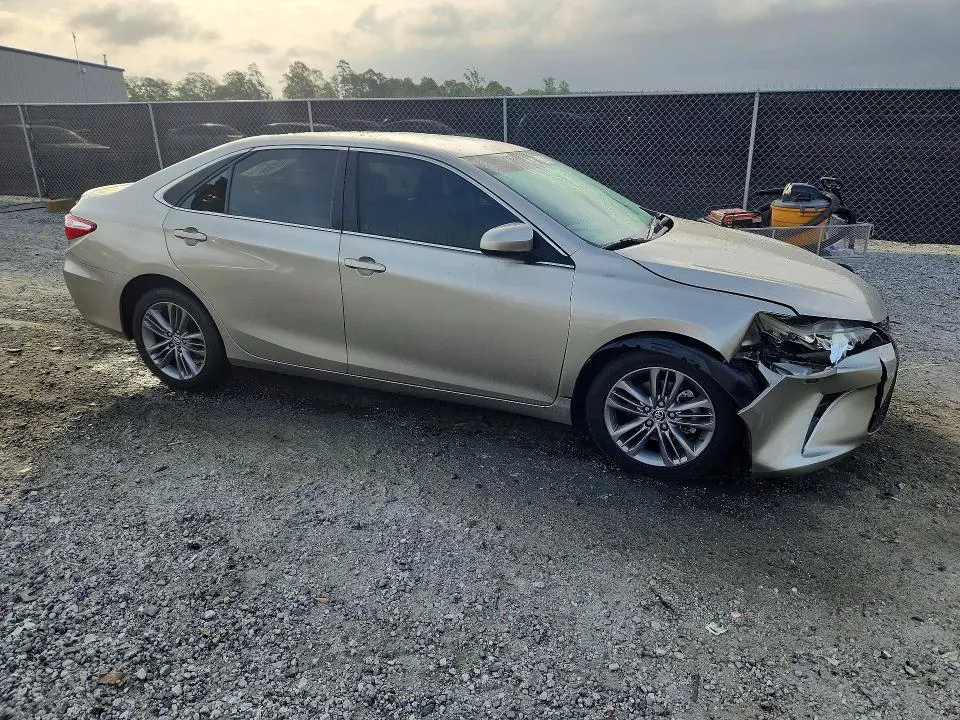 2015 TOYOTA CAMRY SE  