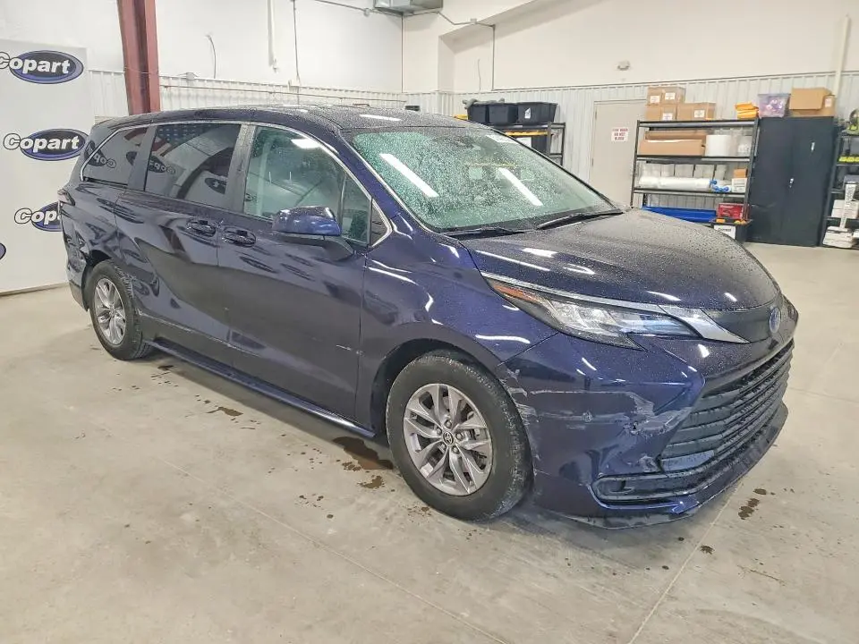 2022 TOYOTA SIENNA LE 8-PASSENGER  