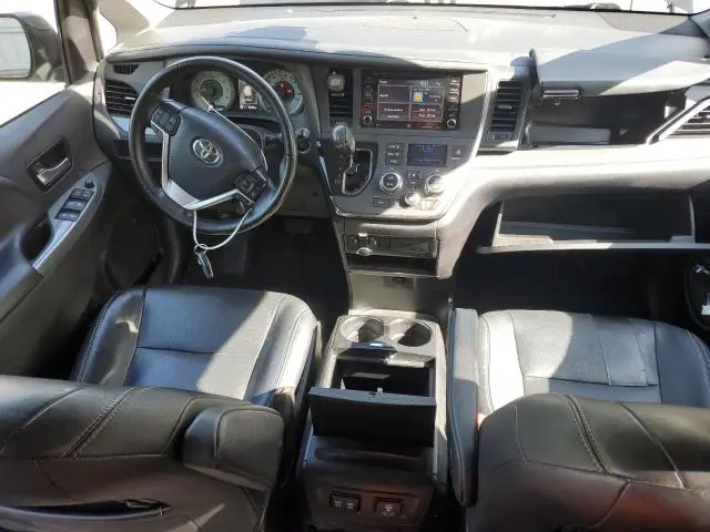 2019 TOYOTA SIENNA SE  