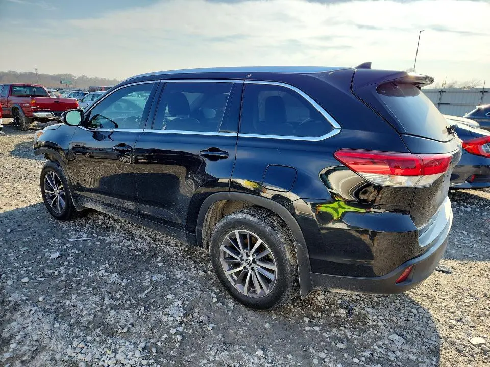 2019 TOYOTA HIGHLANDER SE  