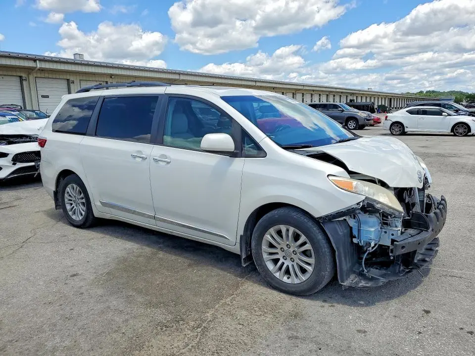 2017 TOYOTA SIENNA XLE PREMIUM 8-PASSENGER  