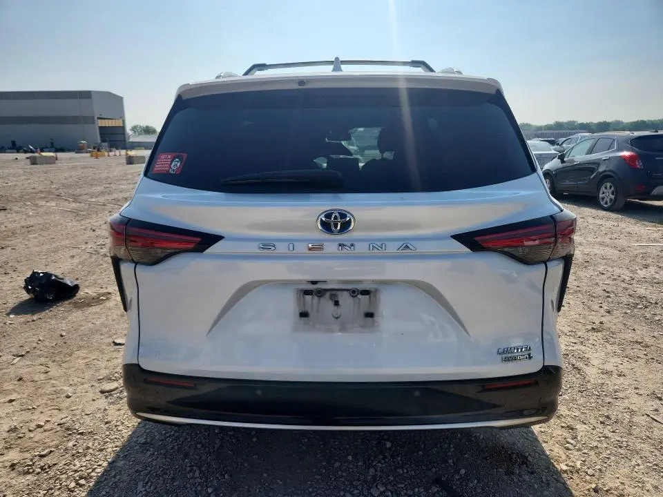 2022 TOYOTA SIENNA LIMITED 7-PASSENGER  