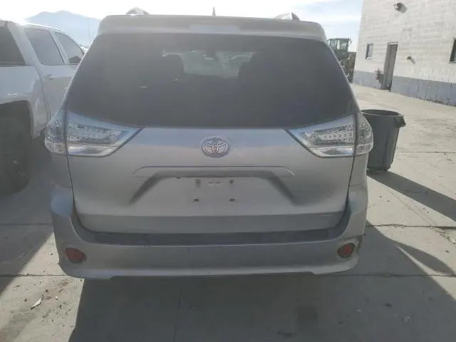 2018 TOYOTA SIENNA SE  