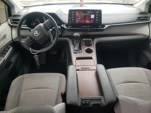 2022 TOYOTA SIENNA LE  
