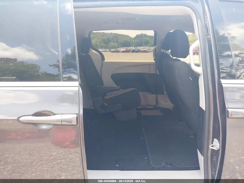 2020 CHRYSLER VOYAGER LX