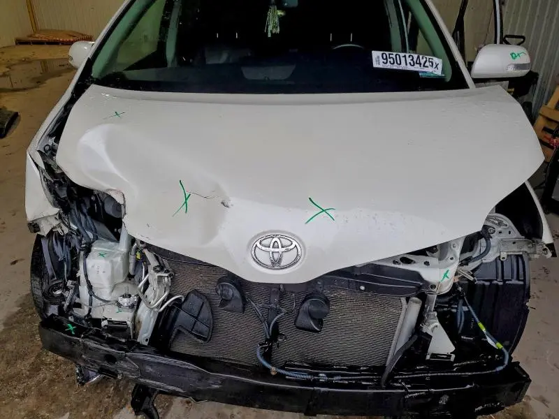 2017 TOYOTA SIENNA XLE  