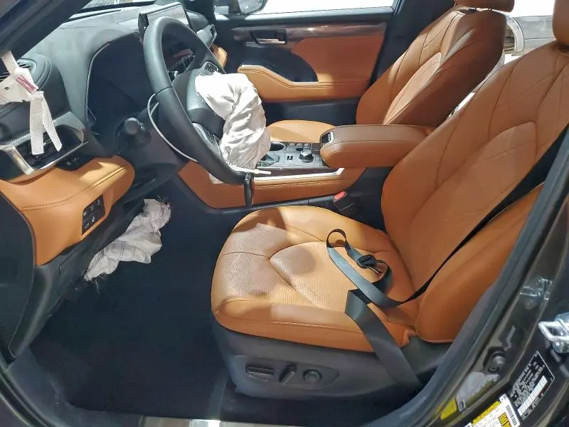 2025 TOYOTA HIGHLANDER LE  