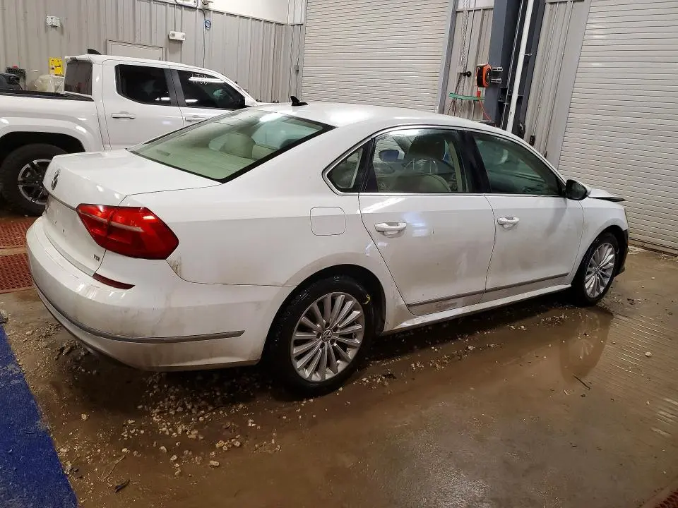 2016 VOLKSWAGEN PASSAT SE  