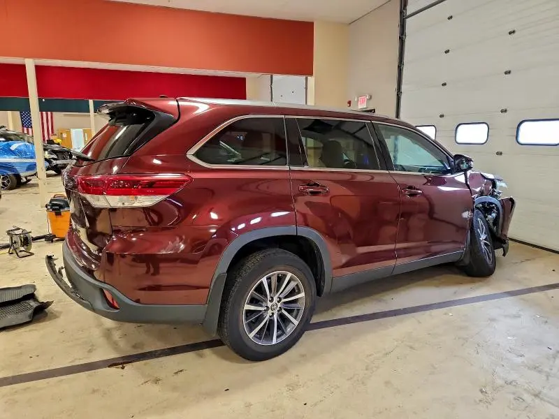 2019 TOYOTA HIGHLANDER SE  