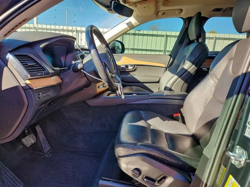 2021 VOLVO XC90 T8 RECHARGE MOMENTUM  