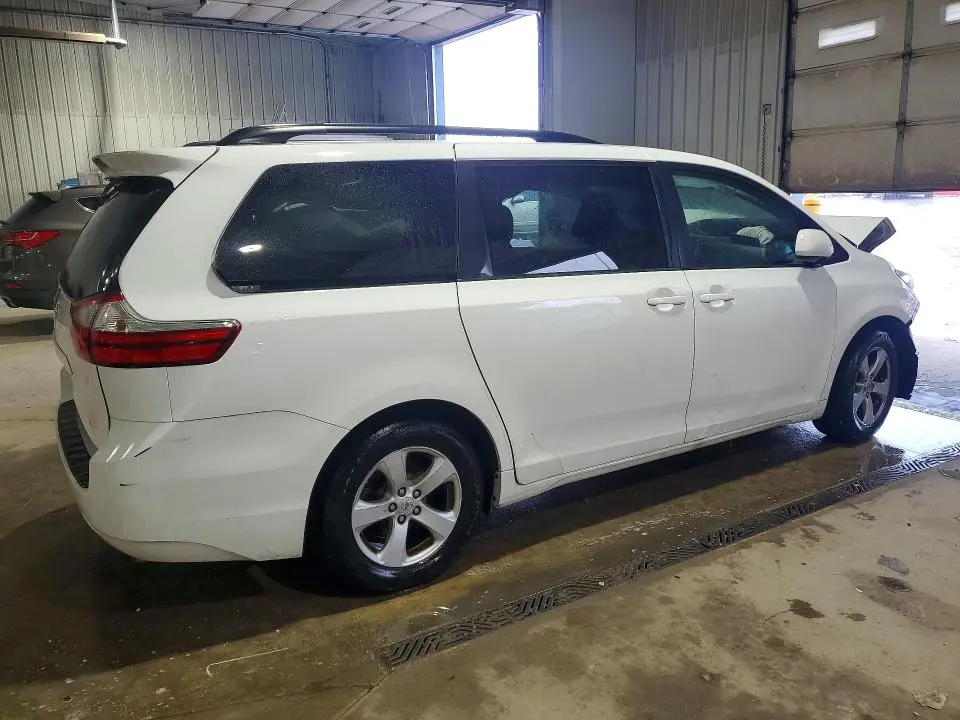 2017 TOYOTA SIENNA LE  