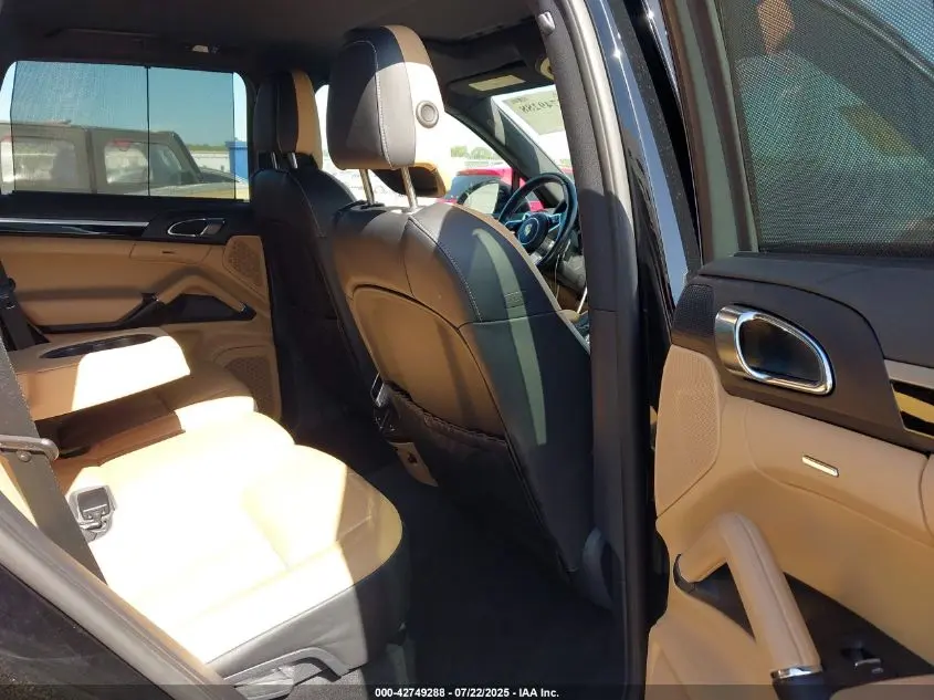 2016 PORSCHE CAYENNE  