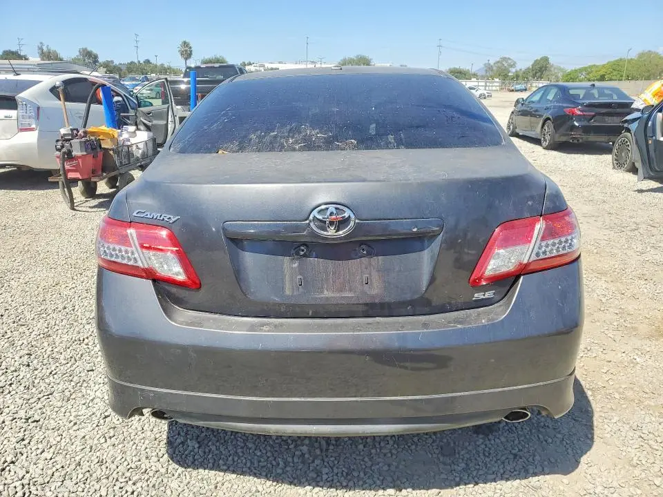 2011 TOYOTA CAMRY SE  