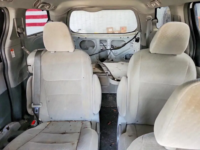 2017 TOYOTA SIENNA LE  
