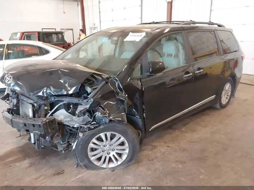 2016 TOYOTA SIENNA XLE 8 PASSENGER