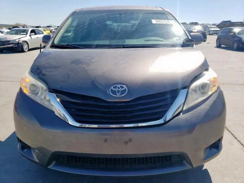 2014 TOYOTA SIENNA LE