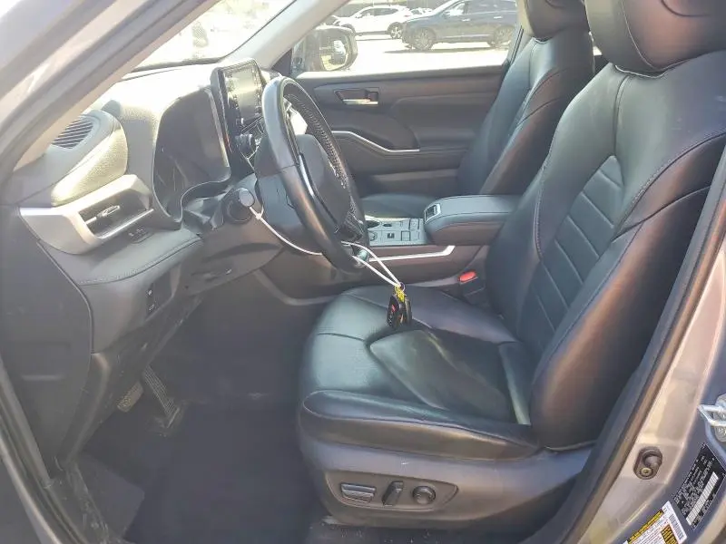 2021 TOYOTA HIGHLANDER XLE  