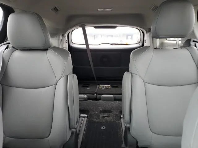 2024 TOYOTA SIENNA XLE  