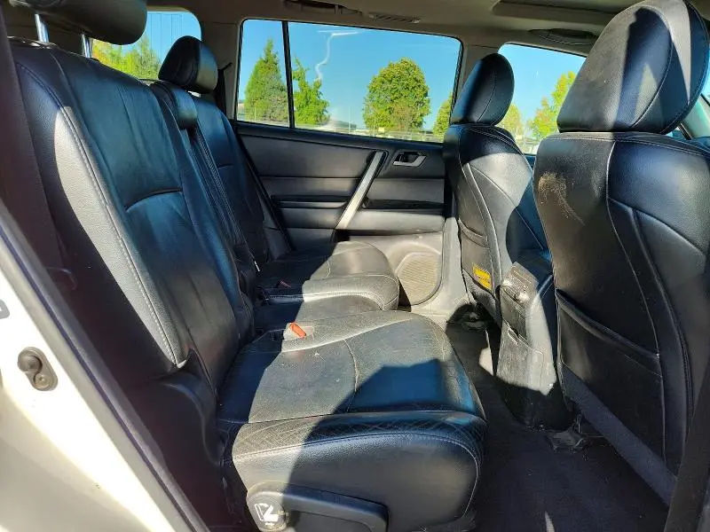 2011 TOYOTA HIGHLANDER SE  