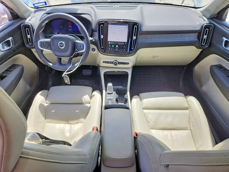 2023 VOLVO XC40 PLUS  
