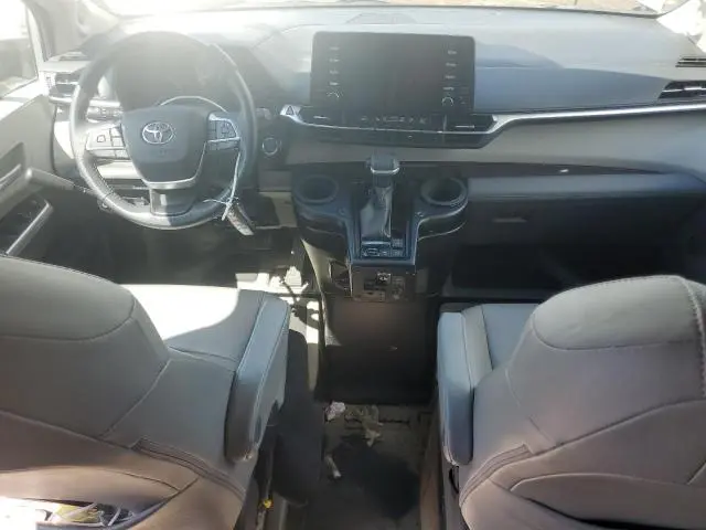 2022 TOYOTA SIENNA XLE  