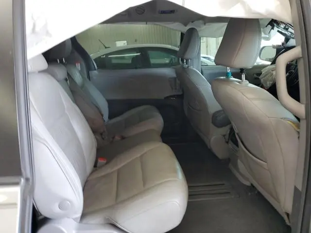 2019 TOYOTA SIENNA XLE  